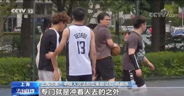 上籃過程中的犯規_籃球比賽上籃犯規規則視頻_視頻籃球規則上籃犯規比賽