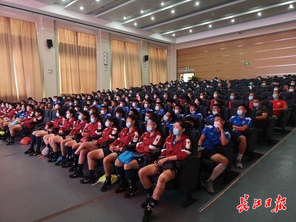 國際裁判顧春含講解判罰規則，200 余人