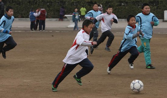 青島中云小學：碎石子操場走出的足球冠軍