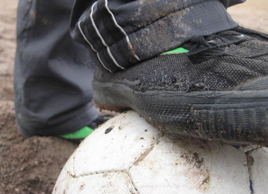 碎石球場踢出校園足球冠軍 名宿愿當球隊顧問