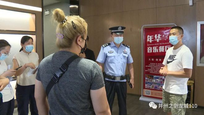 花 1500 元報游泳班，泳池卻變籃球場