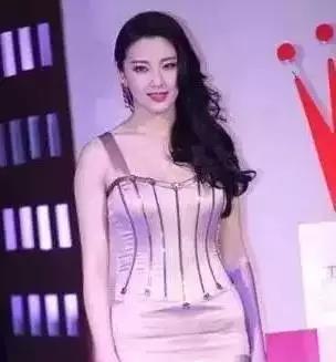 國民女兒關曉彤秀馬甲線，張雨綺健身后變身女神