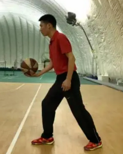 籃球傳切教案_傳球教案籃球技巧換手左右擺動_籃球左右換手傳球技巧教案