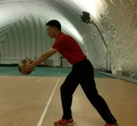 籃球左右換手傳球技巧教案_傳球教案籃球技巧換手左右擺動_籃球傳切教案