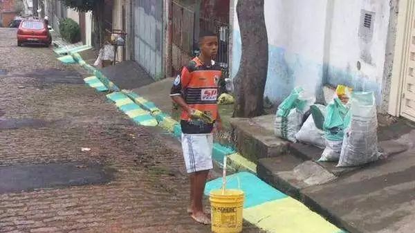巴西街頭藝人_巴西街頭采訪足球歷史最佳_巴西街頭惡作劇視頻