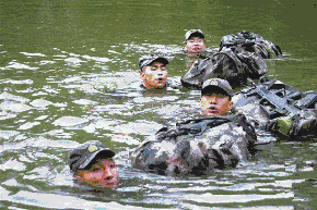 游泳中的踩水_游泳規則比賽踩水是什么運動_游泳踩水比賽規則是什么